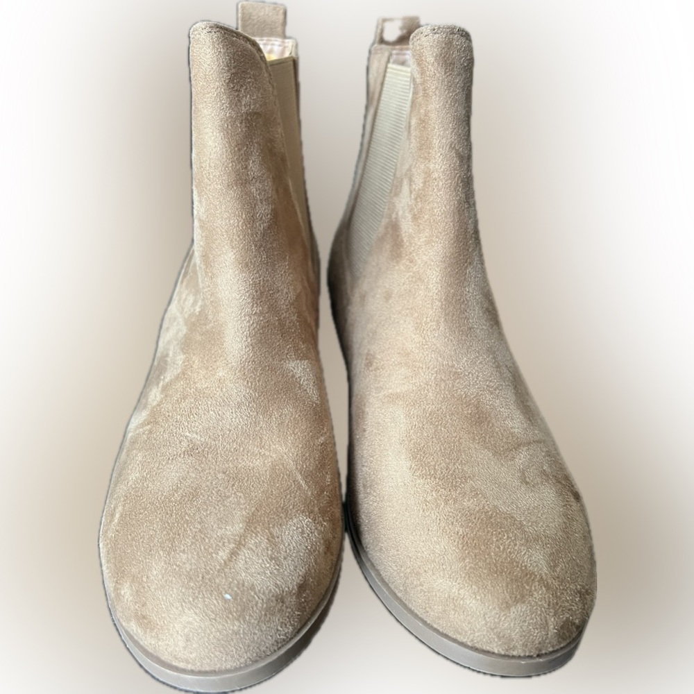 Women size 7 Soda suede ankle boots brand new